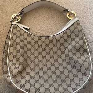 Gucci handbag in EUC